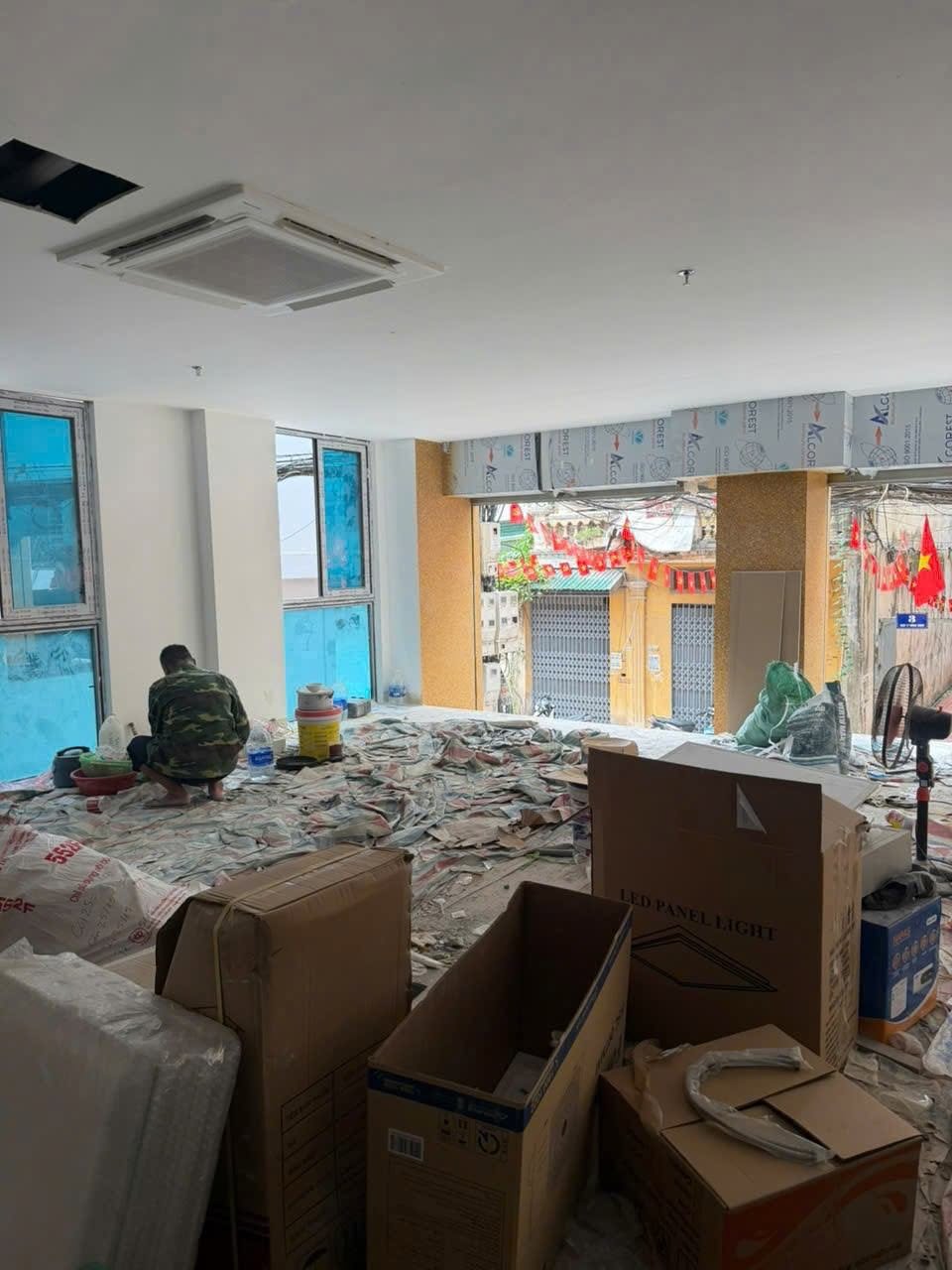 Đội ngũ thu dọn vật liệu thừa trong công trình sau xây dựng