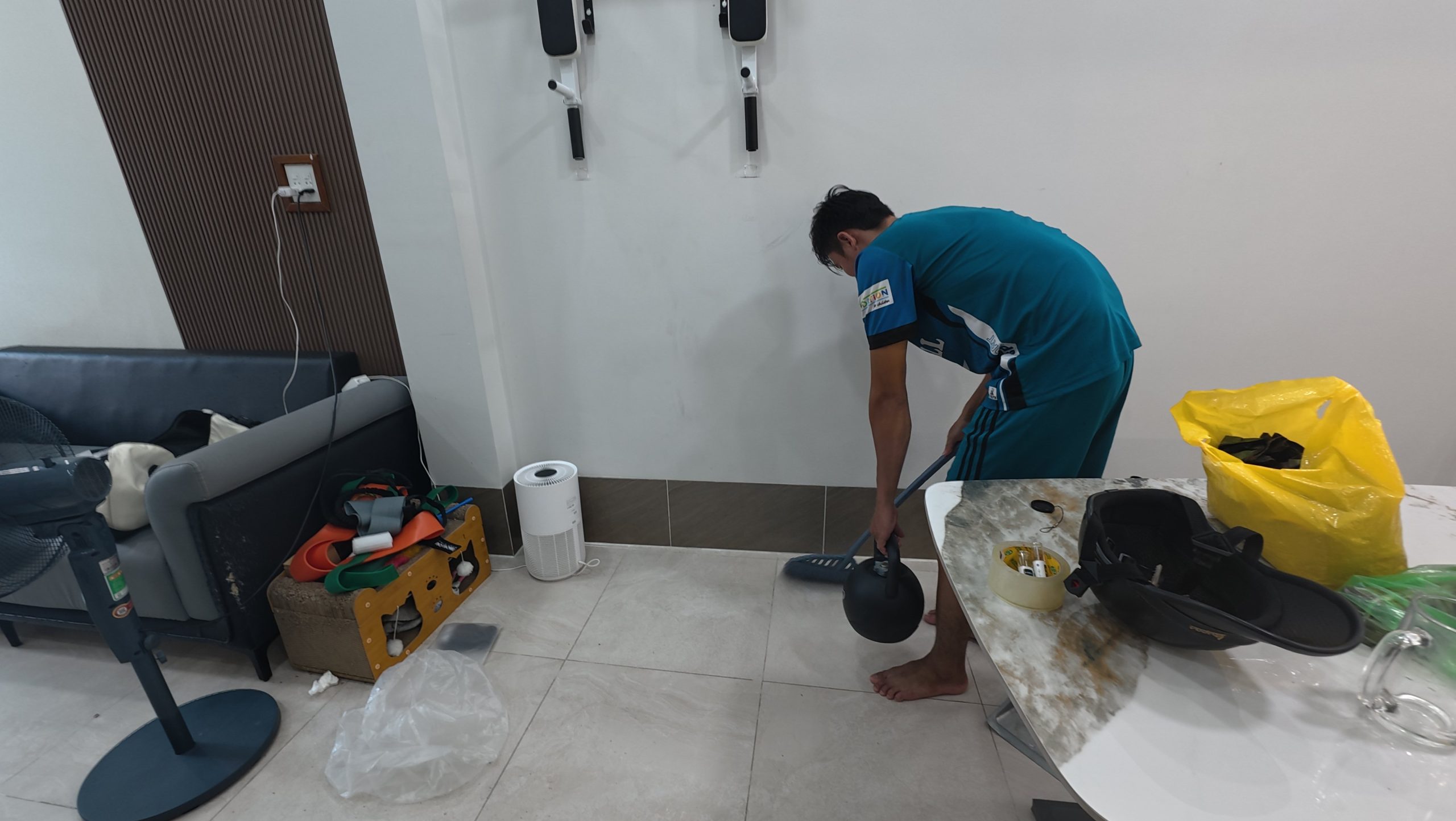 Nhân viên Vệ Sinh Thuận Tiến đang vệ sinh nhà ở tại Cần Thơ