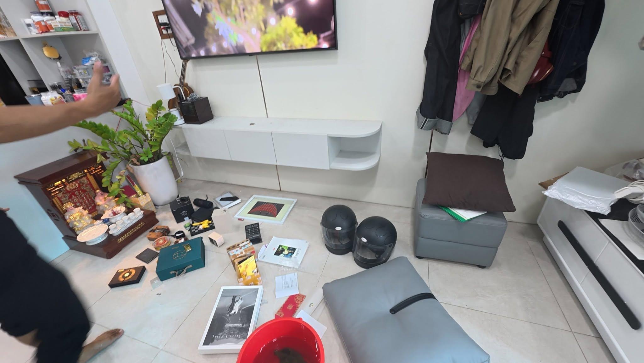 Đồ đạc được sắp xếp gọn để chuẩn bị tổng vệ sinh nhà ở tại Cần Thơ