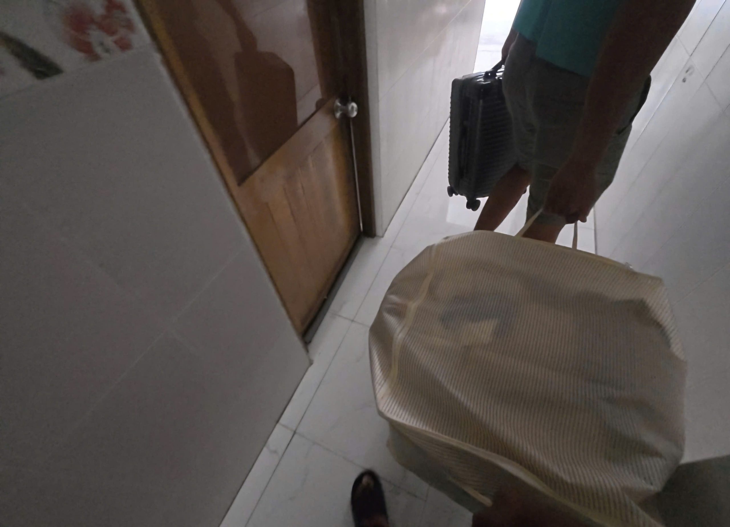 Nhân viên vận chuyển hành lý và đồ đạc khi chuyển nhà
